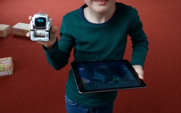 Robot COZMO