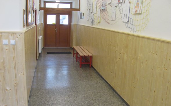 Nové obložení stěn v přízemí školy